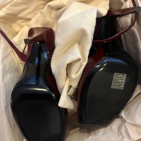 Brand new never worn with box and dust bag in season YSL heels - Picture 3 of 3